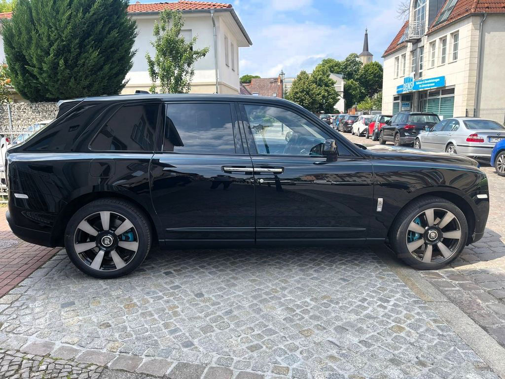 Rolls-Royce Cullinan Bespoke HUD TV