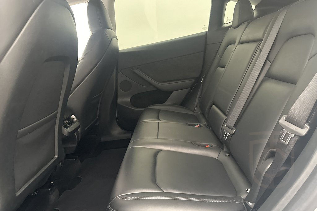 Tesla Model Y Standard Range RWD