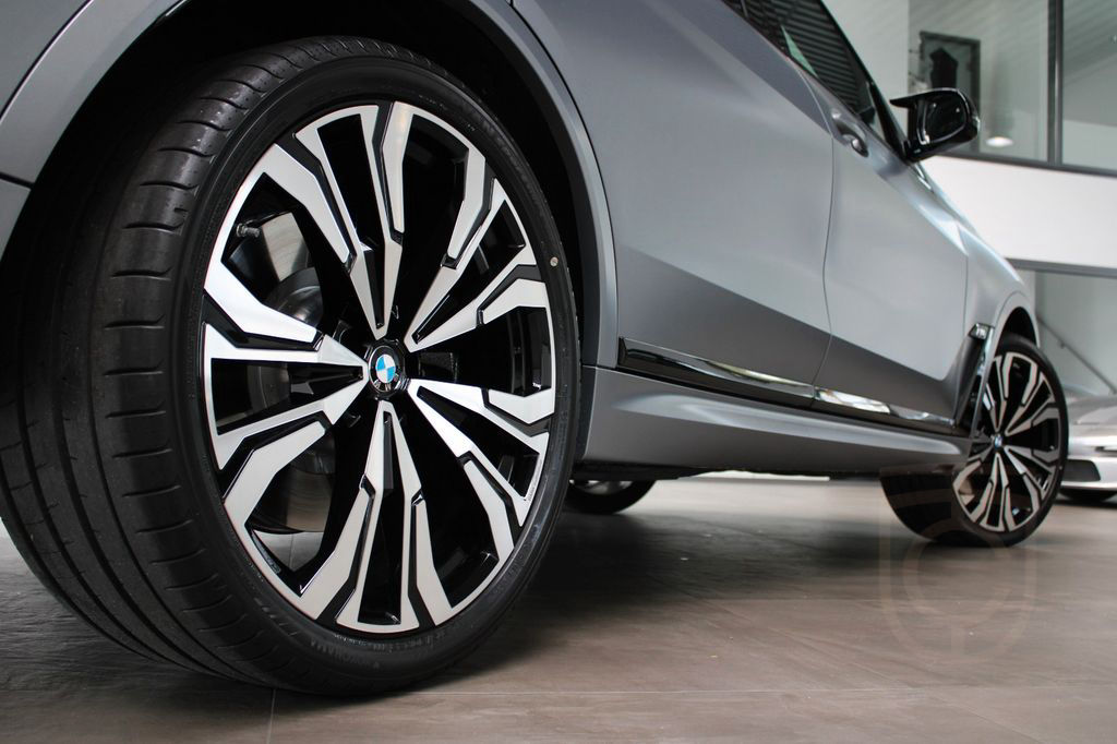 BMW X7 M60i M SPORT PAKET PRO/SKY-LOUNGE/FROZEN GREY