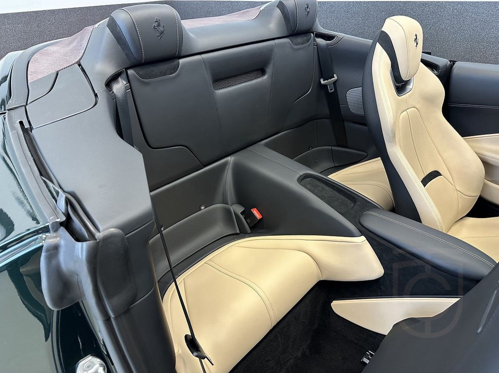 Ferrari Roma Spider Green/Beige Carbon 360° JBL