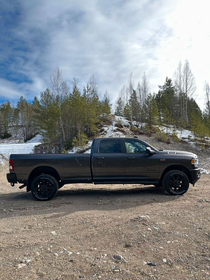Dodge RAM 3500 CREWCAB - 6.4L HEMI V8 -