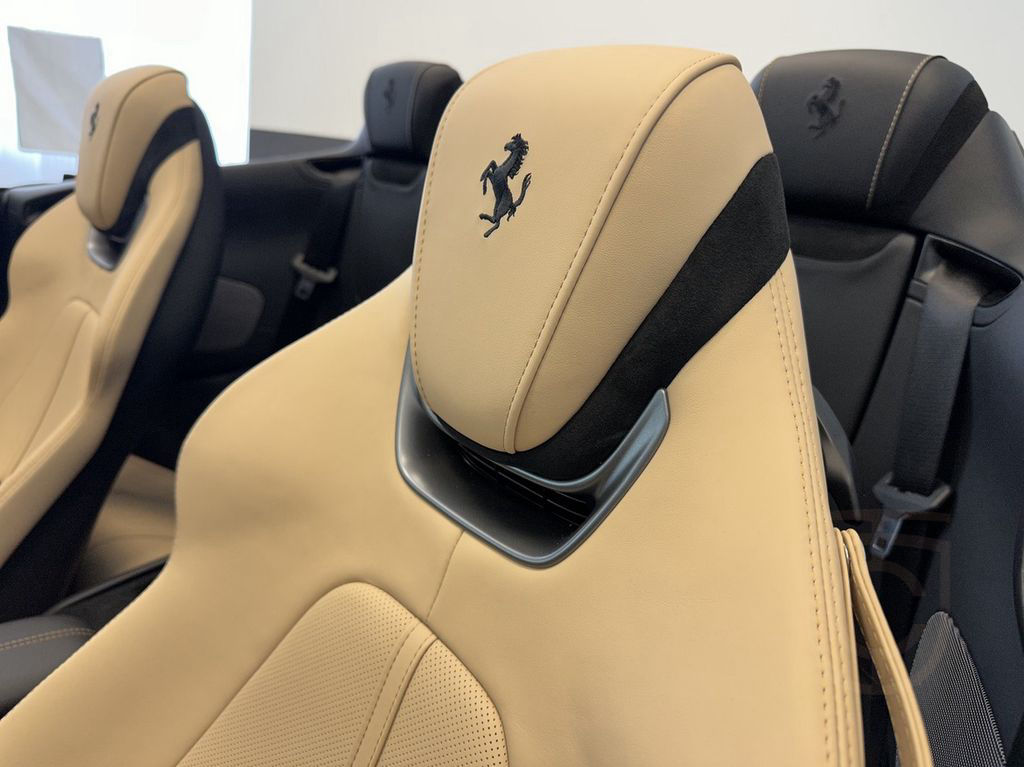 Ferrari Roma Spider Green/Beige Carbon 360° JBL