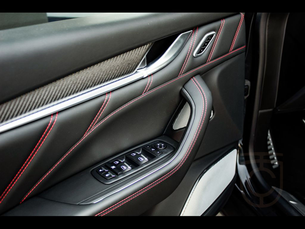 Maserati Levante V8 TROFEO°NERO ASSOLUTO°CARBON 2x°B&W