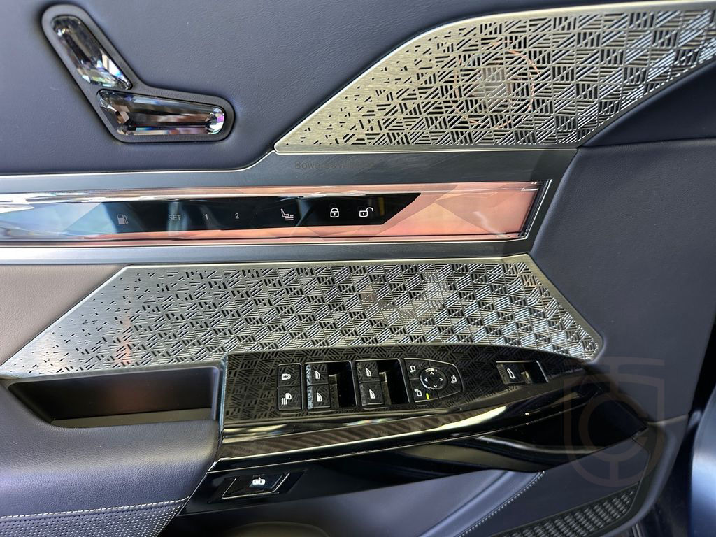 BMW M760e xDrive*Kristall*B&W*Fond-TV*PanoSkyL*360°*