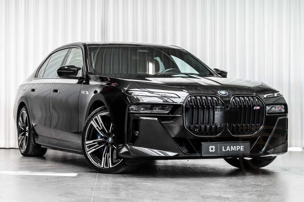 BMW M760 e xDrive M Sport Rear Seat Entertainment Ma