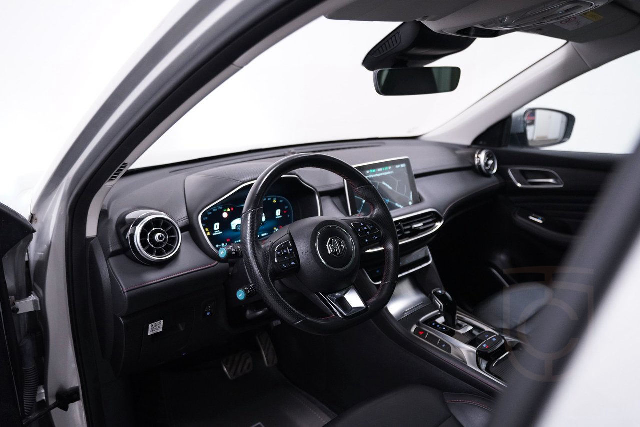 MG EHS PHEV Luxury Cockpit Pano 360°