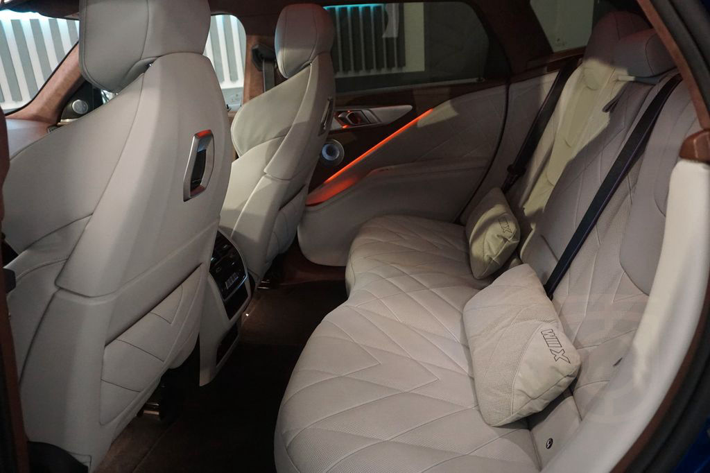 BMW XM/HUD/KEYLESS/BOW&WILK/PANO/360 KAMERA/MASSAGE