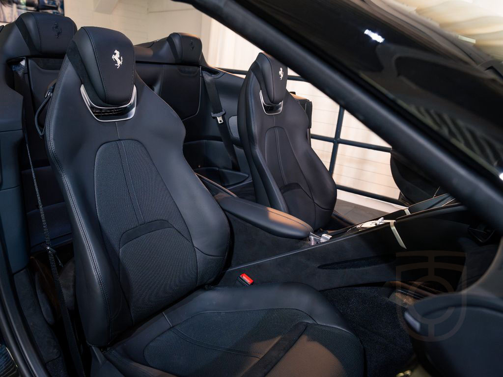 Ferrari Roma Spider 360° CARBON BEIFAHRERDISPLAY
