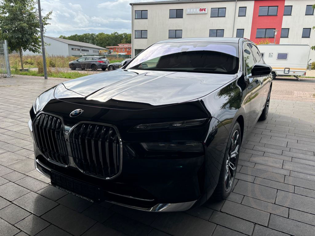 BMW 740 d xDrive MSport Cinema AHK SkyDACH Standhzg