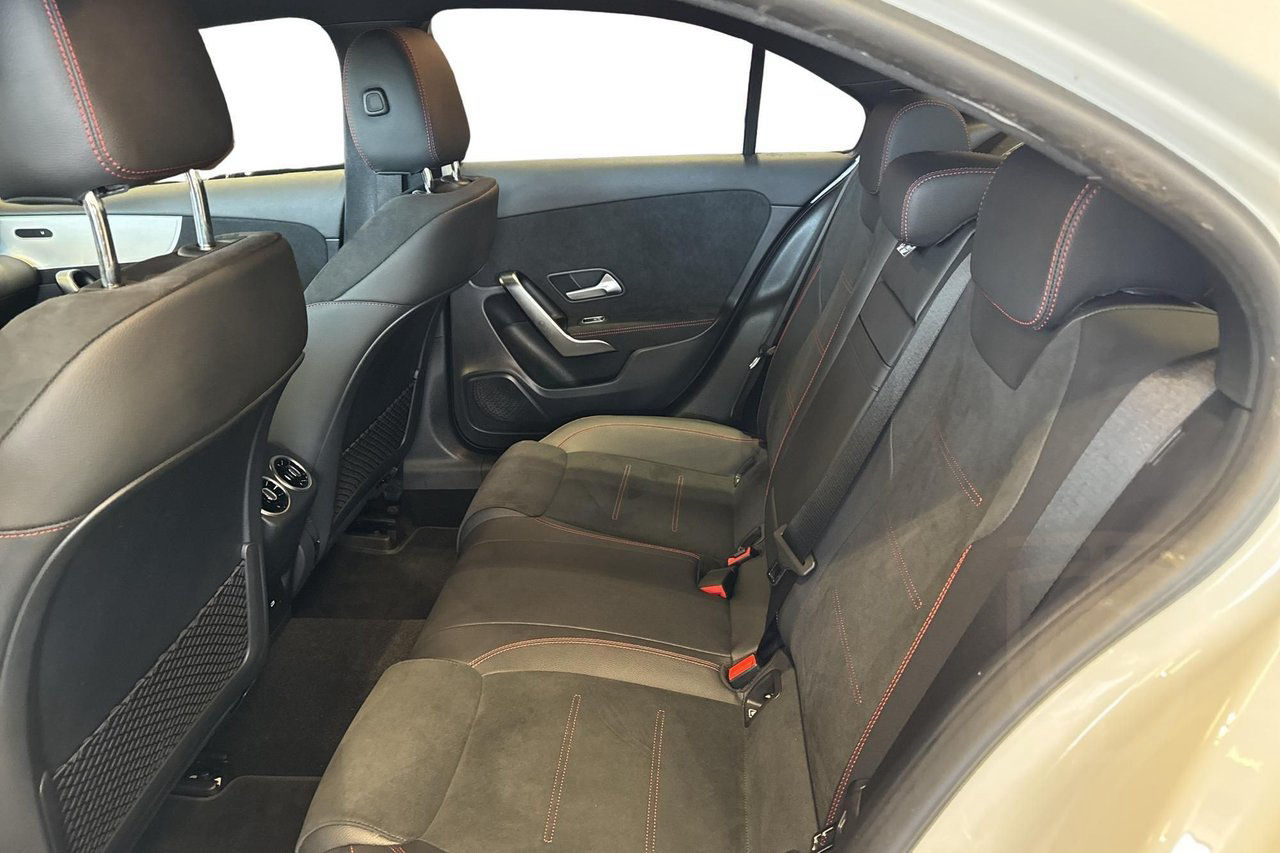 Mercedes-Benz A 250 e Sedan, AMG Line, Panelbelysning, Knigh
