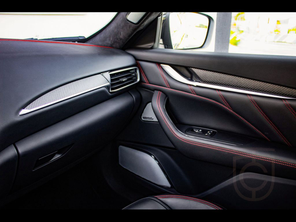 Maserati Levante V8 TROFEO°NERO ASSOLUTO°CARBON 2x°B&W