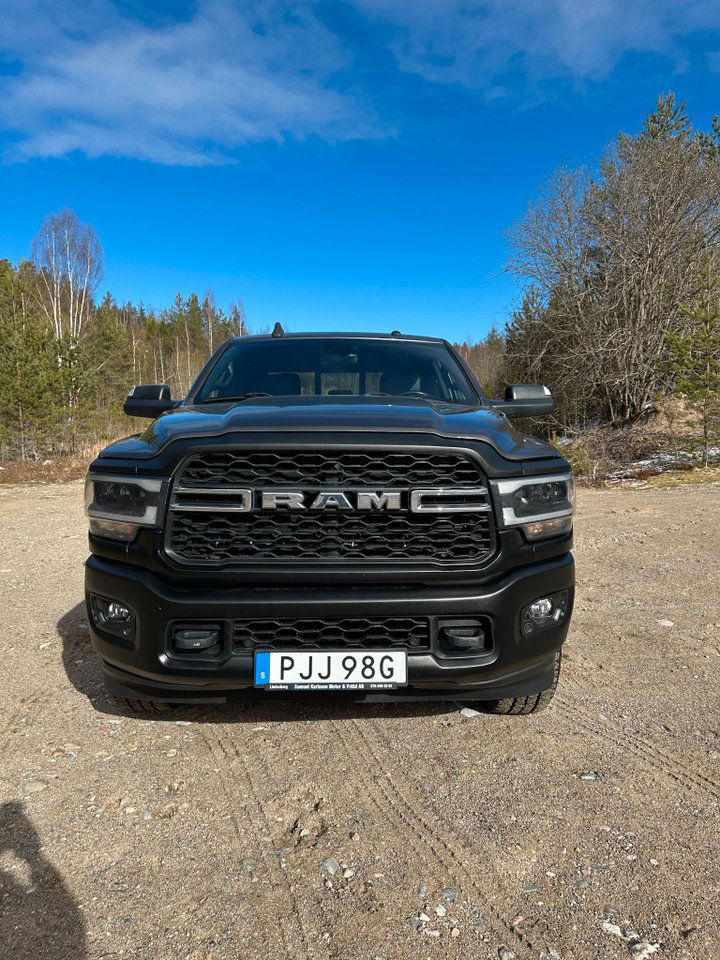 Dodge RAM 3500 CREWCAB - 6.4L HEMI V8 -