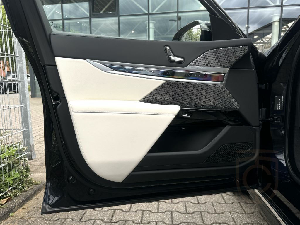 BMW M760e xDrive M Sport Massage Sitzlüft AHK DA-Pro