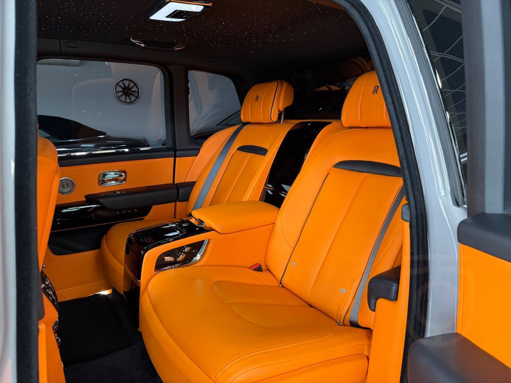Rolls-Royce Cullinan- 4 seats- Bespoke- Starlight- Tables+TV