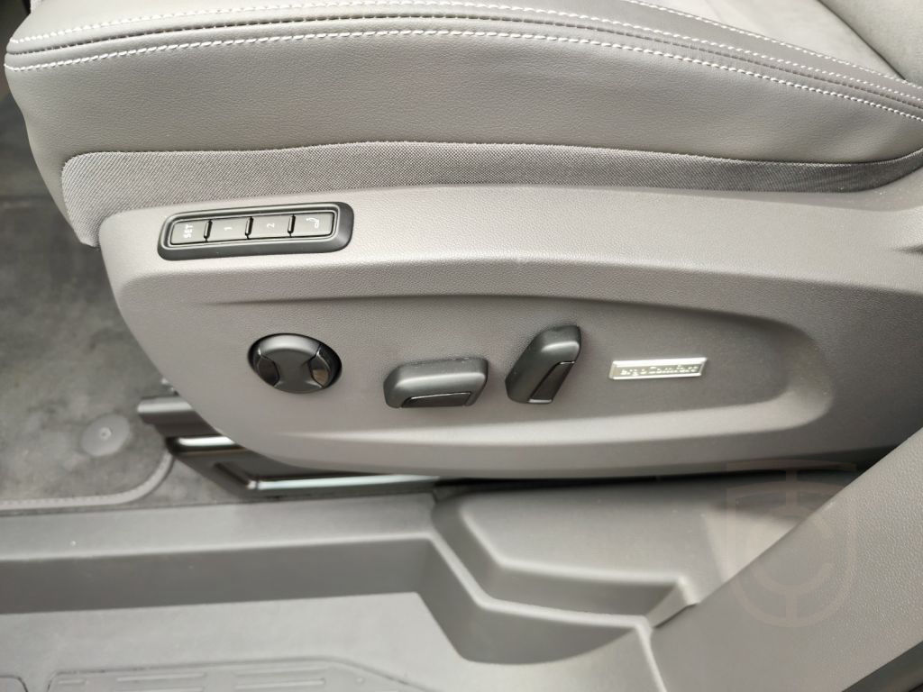 Volkswagen Multivan LÜ DSG Style Sthzg. Pano el.Sitze Navi