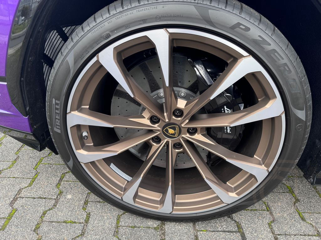 Lamborghini Urus S"Viola Mithras-Nero Ade / Akrapovic