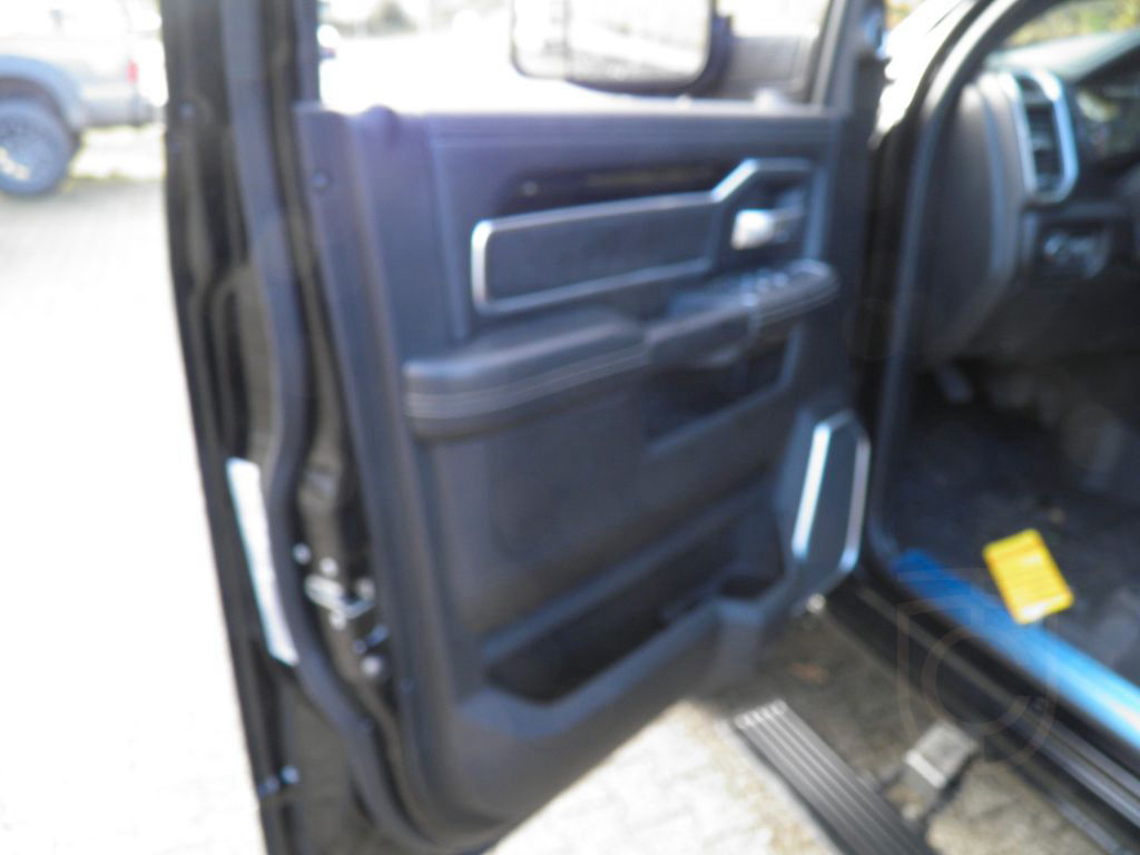 Dodge RAM 2500 CREWCAB 4X4 DIESEL NIGHT EDITION LARAMI