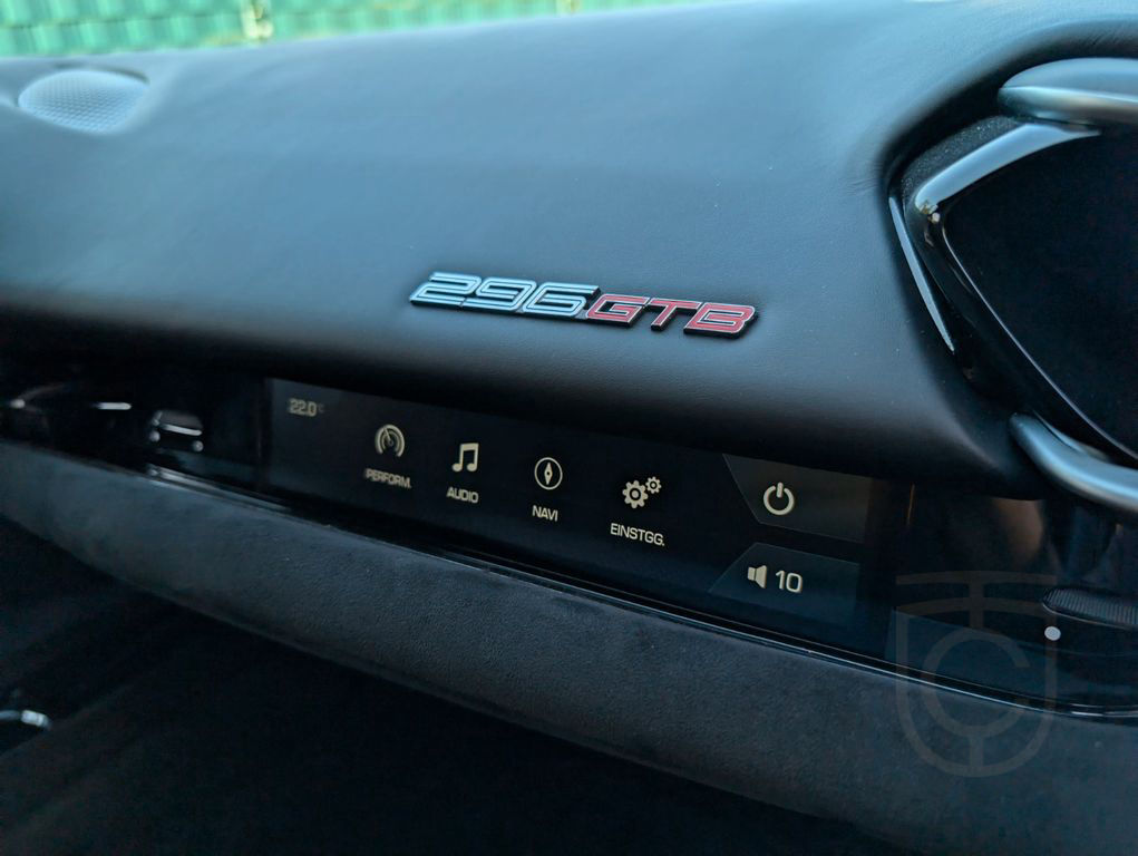 Ferrari 296 GTB/Voll PPF/Daytona Racing Sitze/LED Lenkra