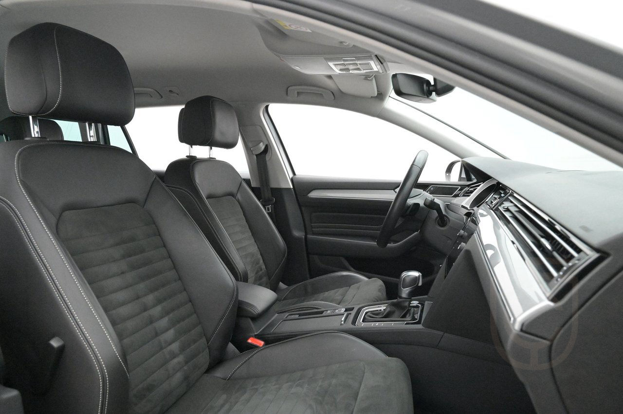 Volkswagen Passat Variant GTE Executive Bus.