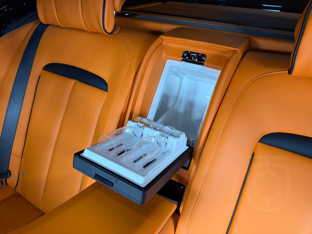 Rolls-Royce Cullinan- 4 seats- Bespoke- Starlight- Tables+TV