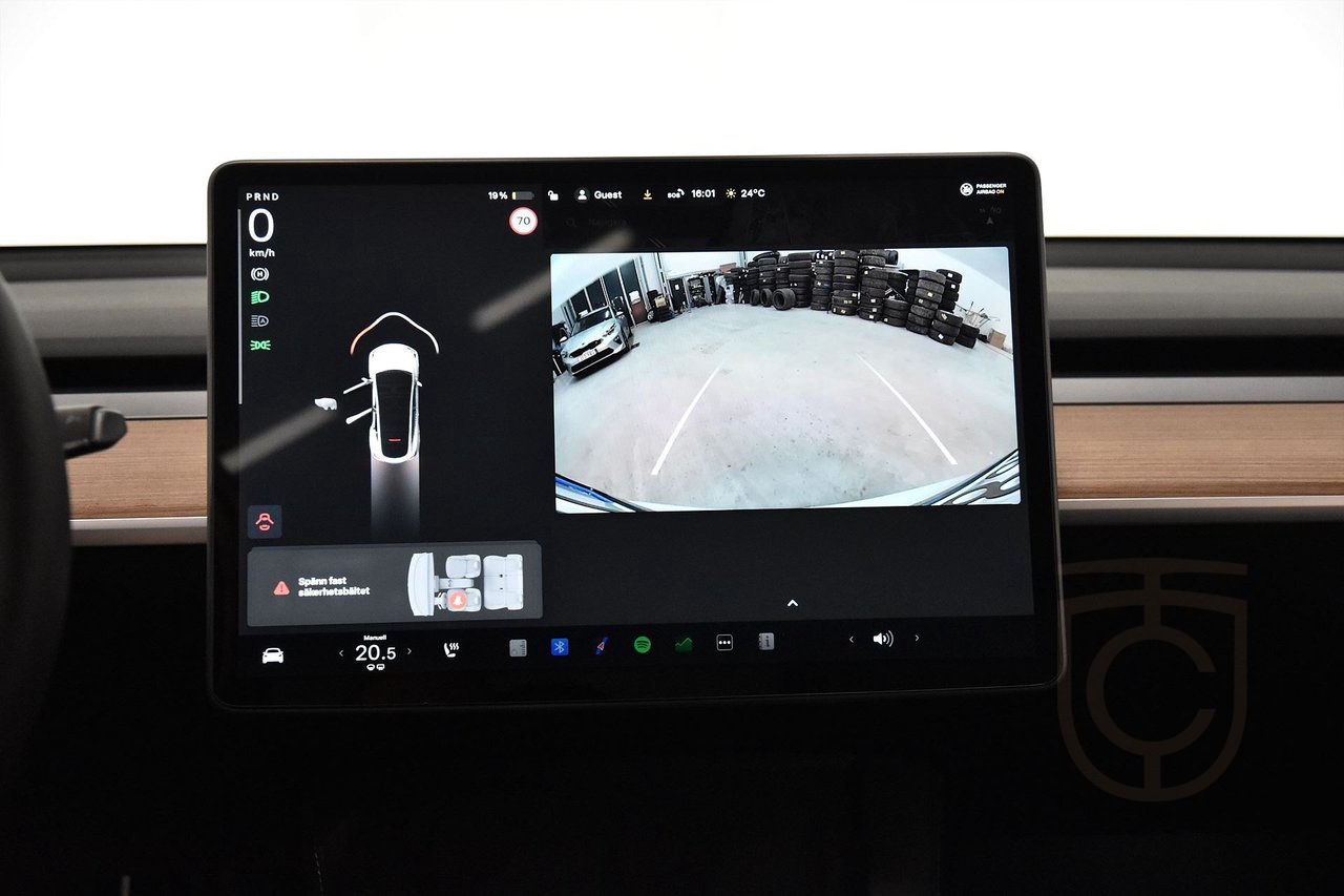 Tesla Model Y Performance AWD Pano