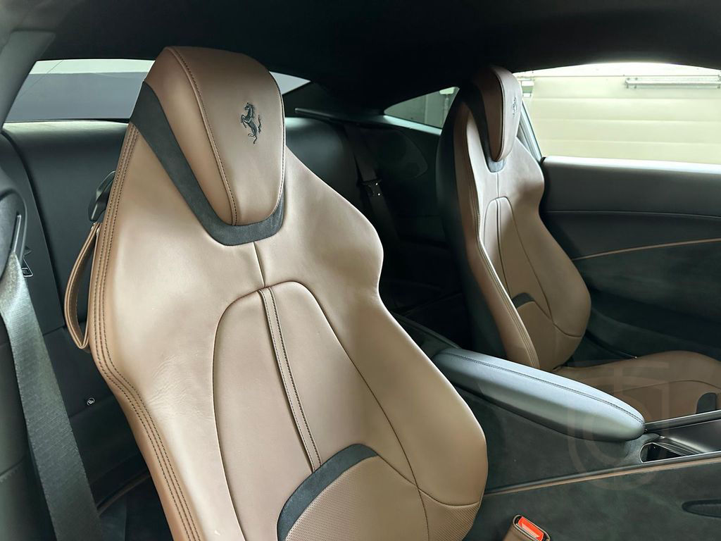 Ferrari Roma Lift + Carbon + Leder braun + LED