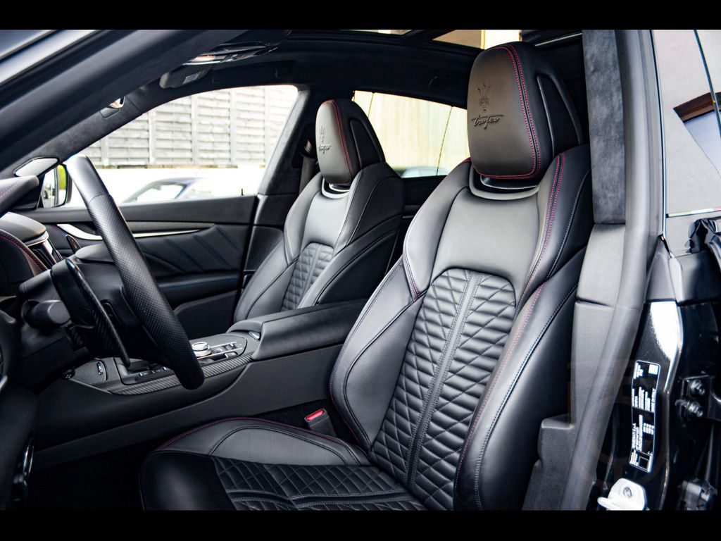 Maserati Levante V8 TROFEO°NERO ASSOLUTO°CARBON 2x°B&W
