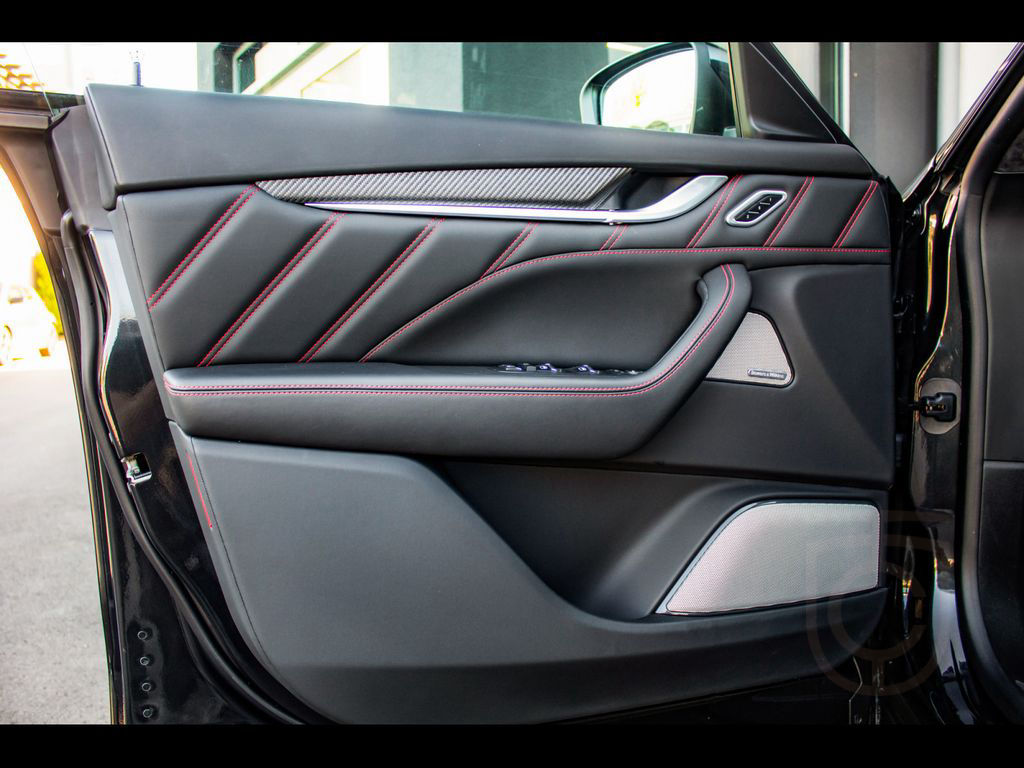 Maserati Levante V8 TROFEO°NERO ASSOLUTO°CARBON 2x°B&W