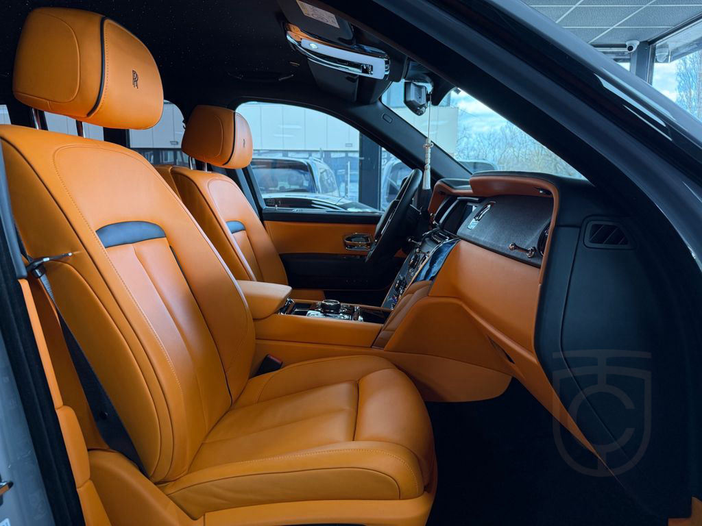 Rolls-Royce Cullinan- 4 seats- Bespoke- Starlight- Tables+TV