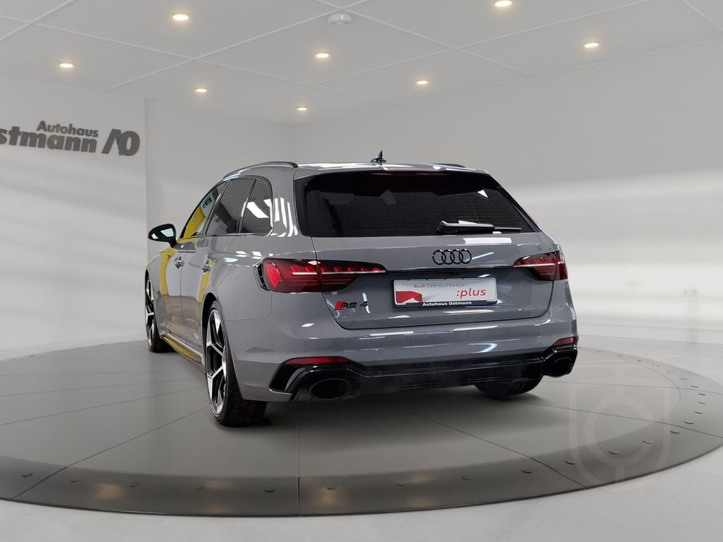 Audi RS 4 Avant quattro Competition/Design-Paket rot