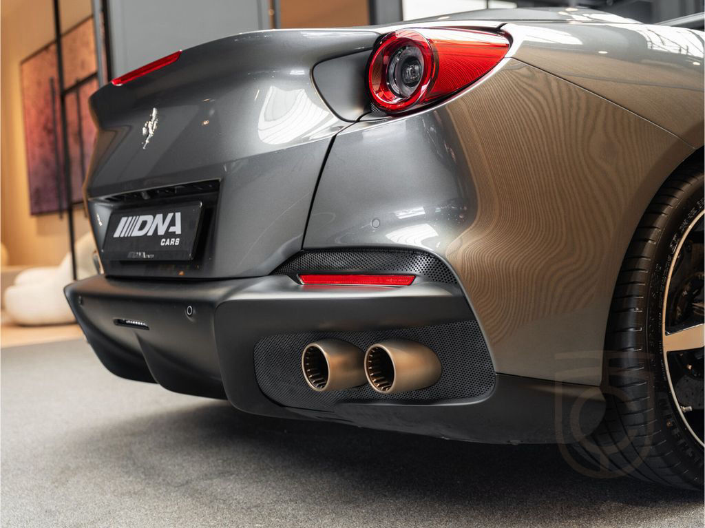 Ferrari Portofino M V8 HELE Carbon Daytona Seats 3.9 Por