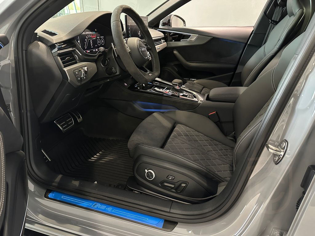Audi RS 4 Avant 450PS Black PanoDach B&O HUD