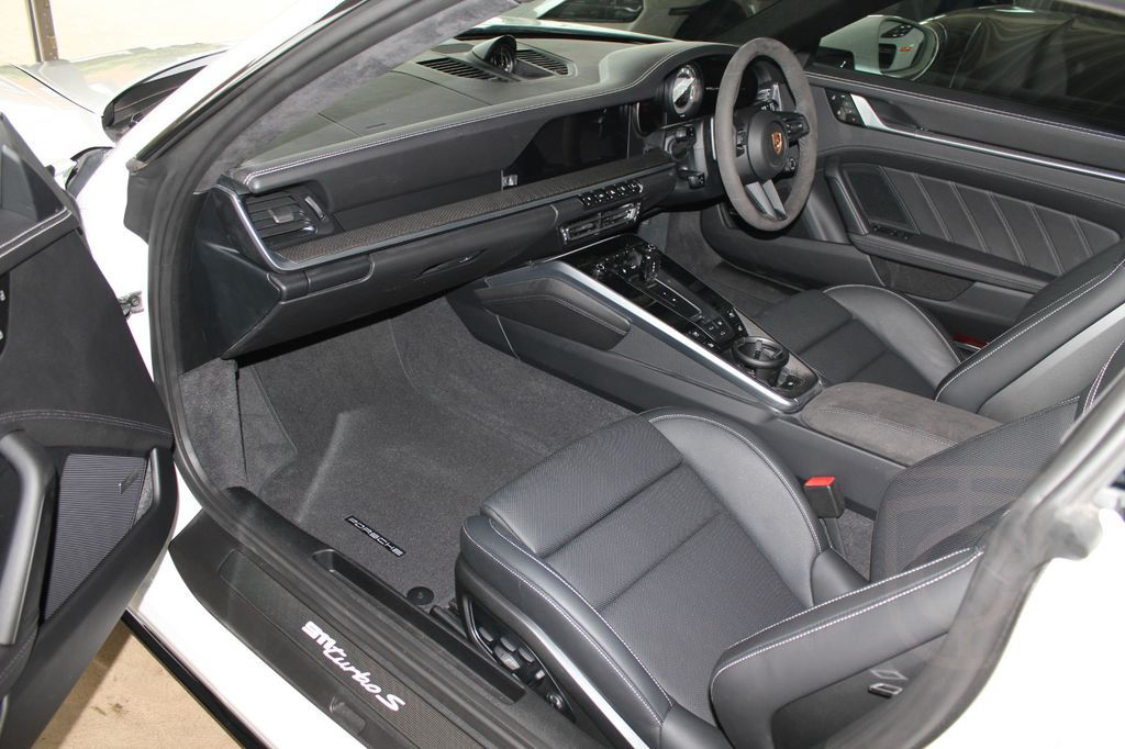 Porsche 992 Turbo S RHD/Sportabgas/SportDesign/GDach/SWA