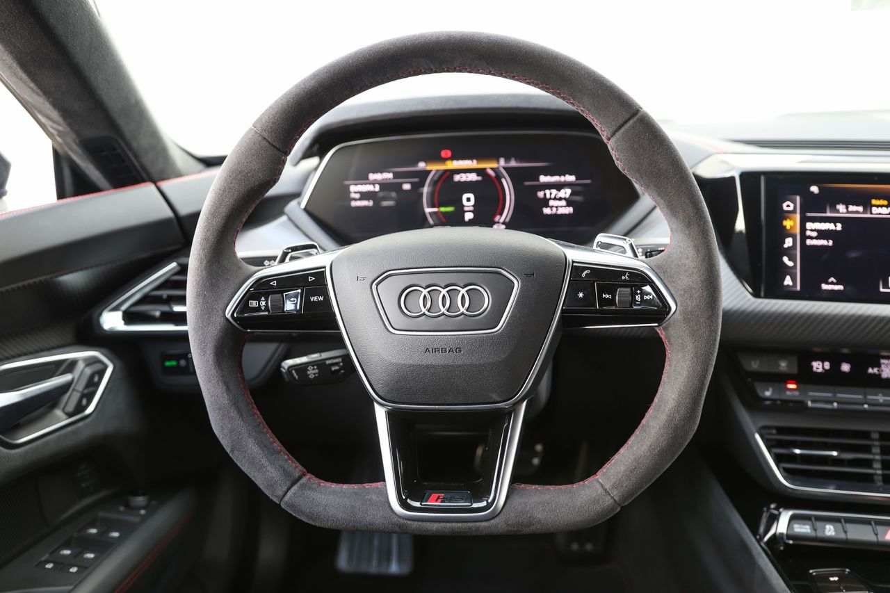 Audi RS e-tron GT/440kW/Masáž/HUD/Noční Vidění SKLADEM