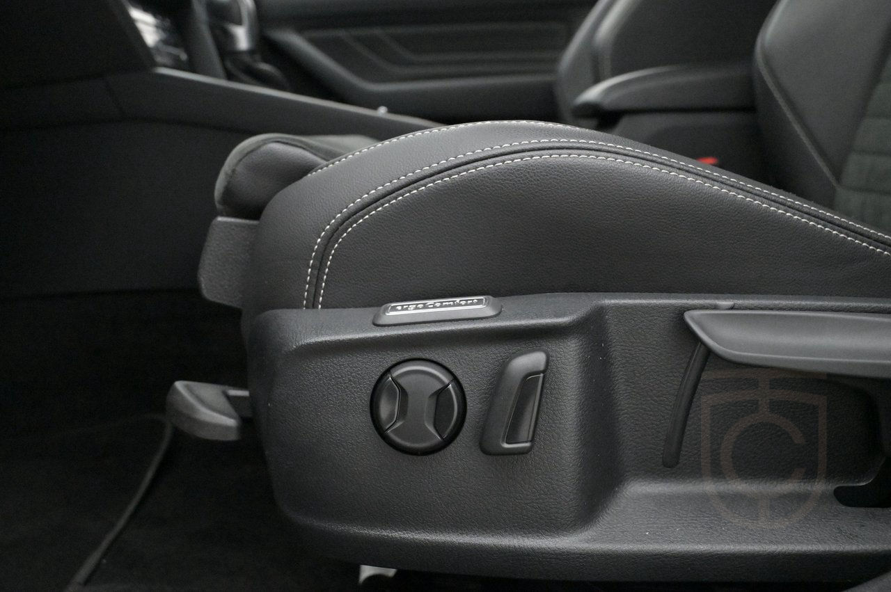 Volkswagen Passat Variant GTE Executive Bus.