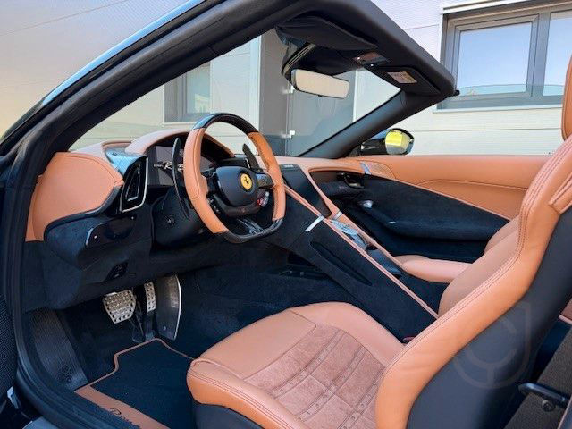 Ferrari Roma Spider MY25/MAGNERIDE/Carbon/Surround