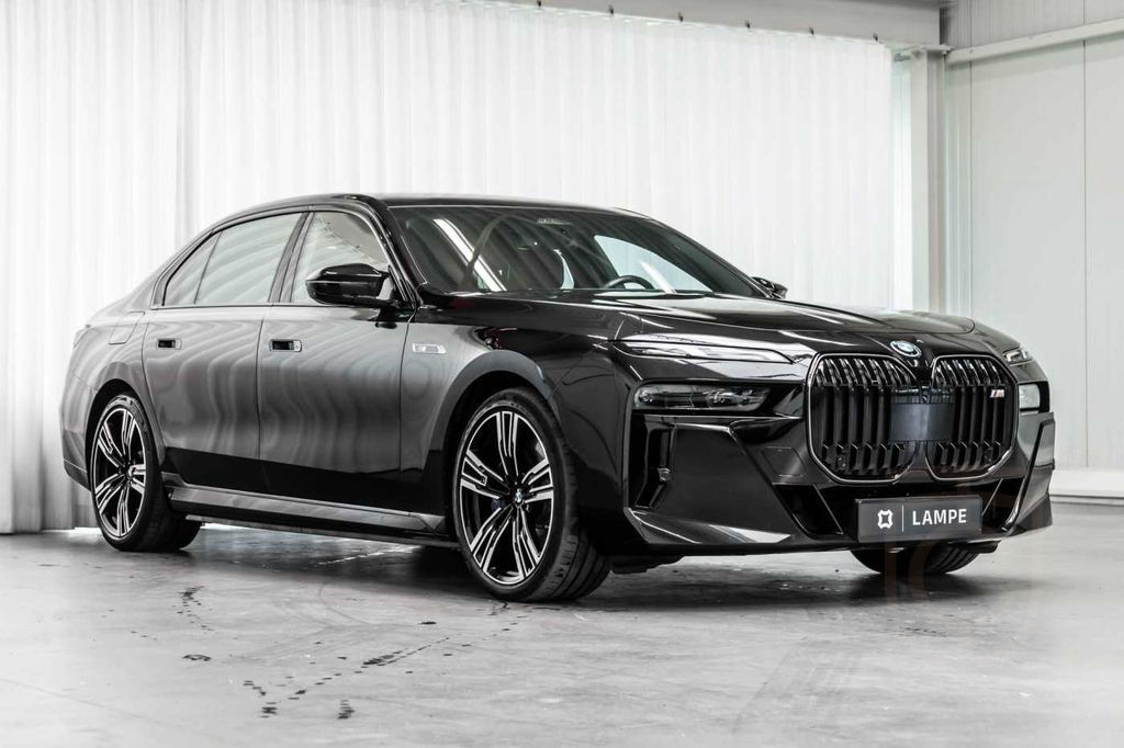 BMW M760 e xDrive M Sport Rear Seat Entertainment Ma