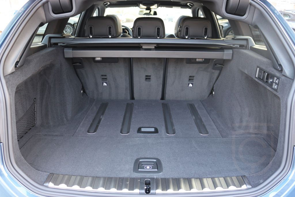 BMW 330i xDrive Touring M Sport Pro / AHK / H&K / LR