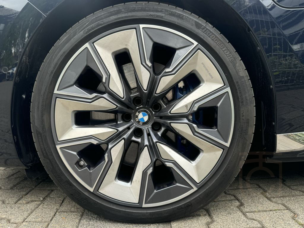 BMW M760e xDrive M Sport Massage Sitzlüft AHK DA-Pro