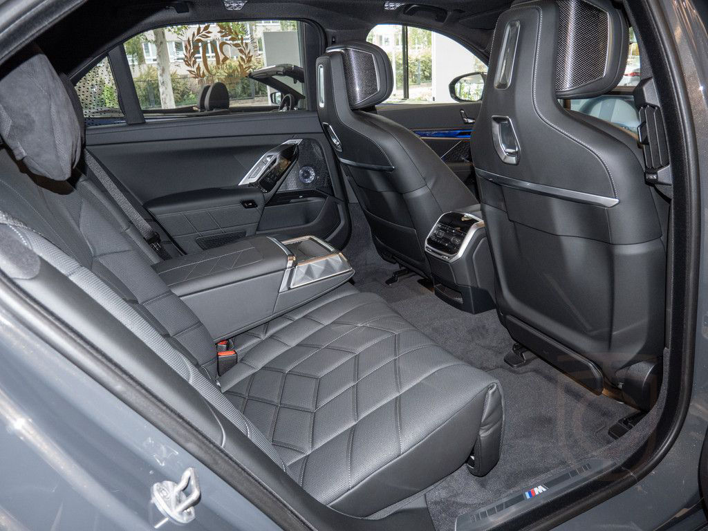 BMW 740d xDrive M-Sport ACC SITZBELÜFTUNG PANO 360°