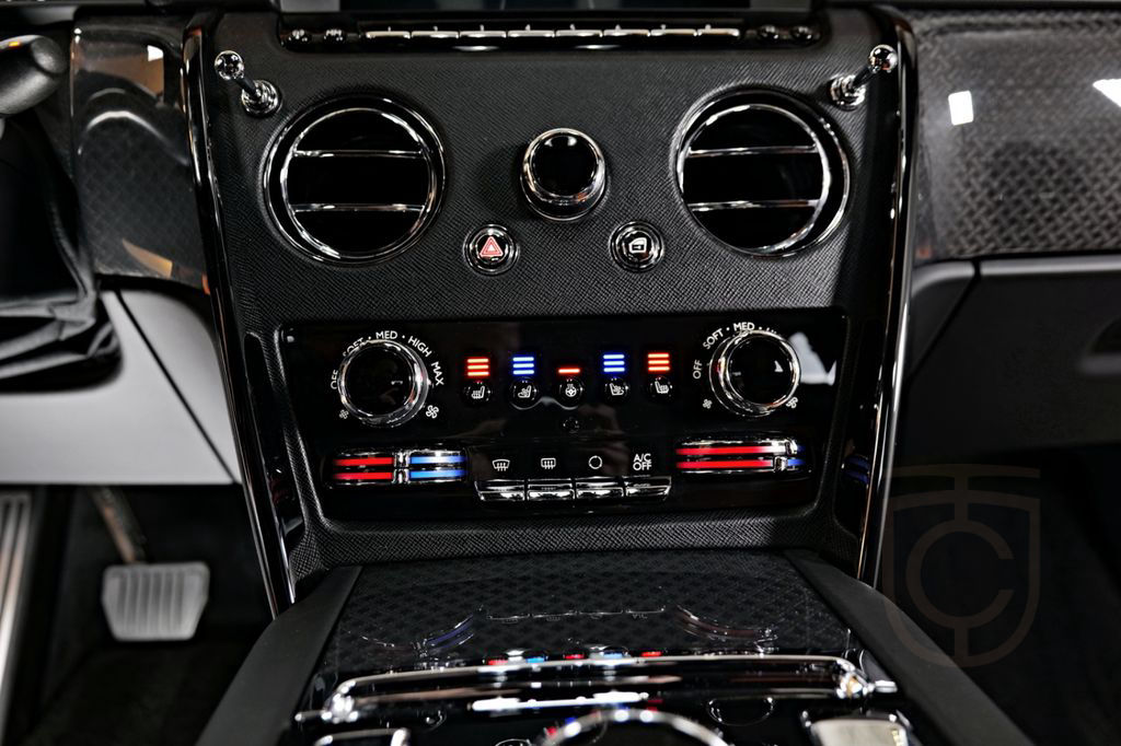 Rolls-Royce Cullinan Black Badge / PANO / MASSAGE / AUDIO