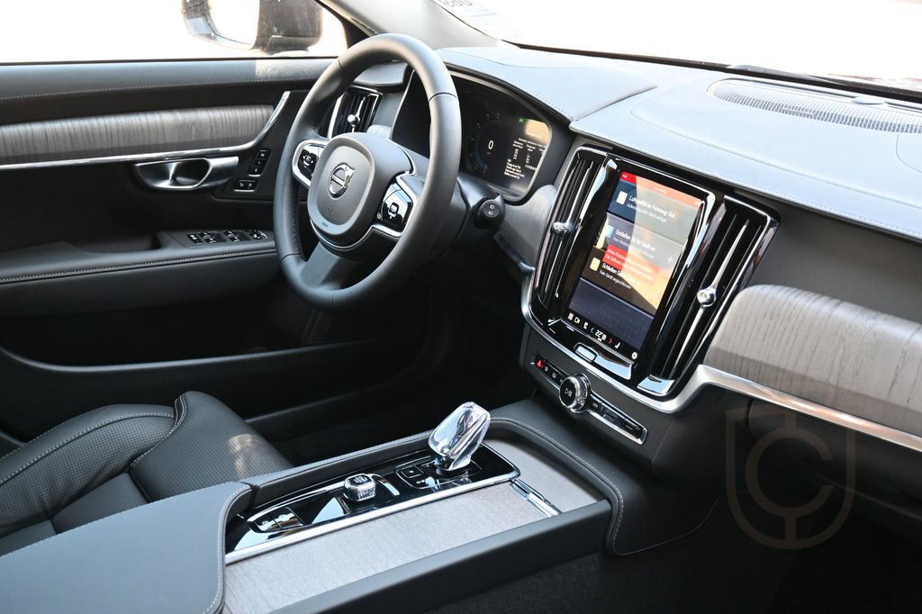 Volvo V90 B4 D AWD Cross Country Plus*Pano*STHZG*AHK