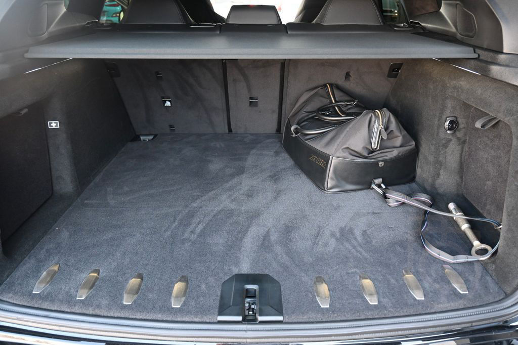 BMW XM*B&W*MASS*LUFT*23"AHK*ACC*NAV*MIETKAUF
