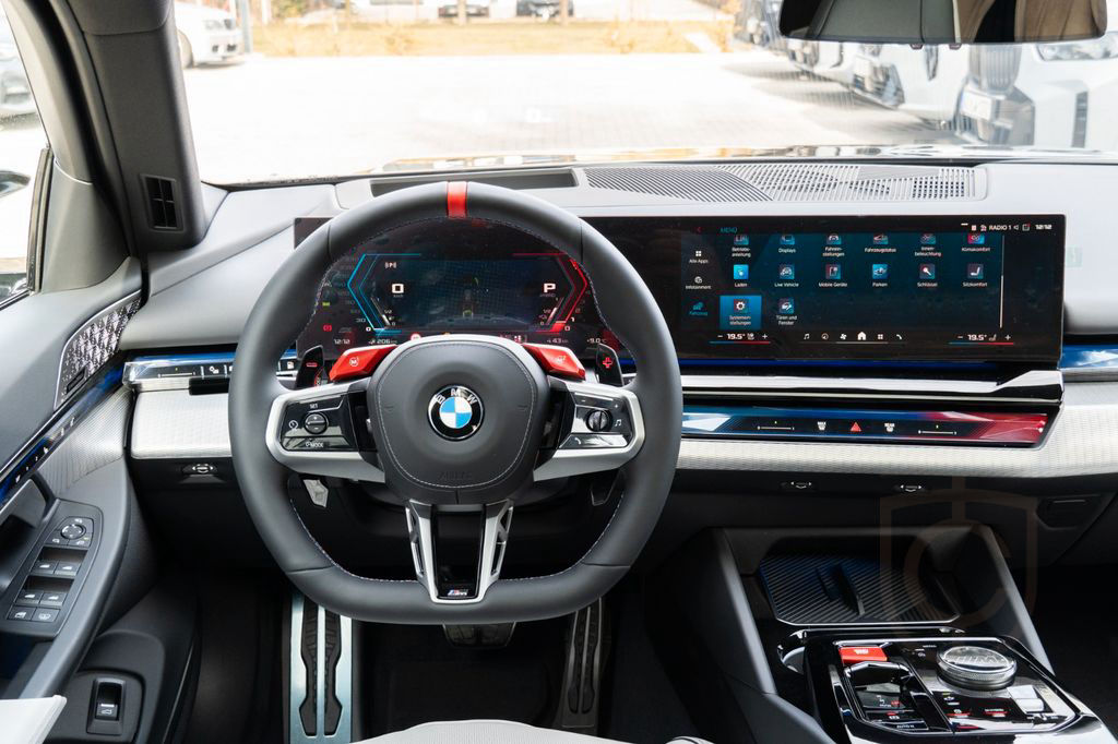 BMW M5 DR.ASS.PLUS.PANORAMA.B&W.360°.AHK.NEU MODELL