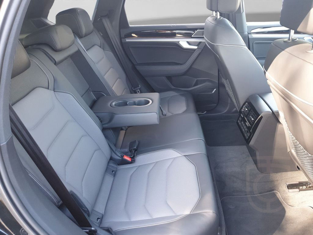 Volkswagen Touareg 3.0 TSI 4M R-LINE BLACKSTYLE NP126 LM22