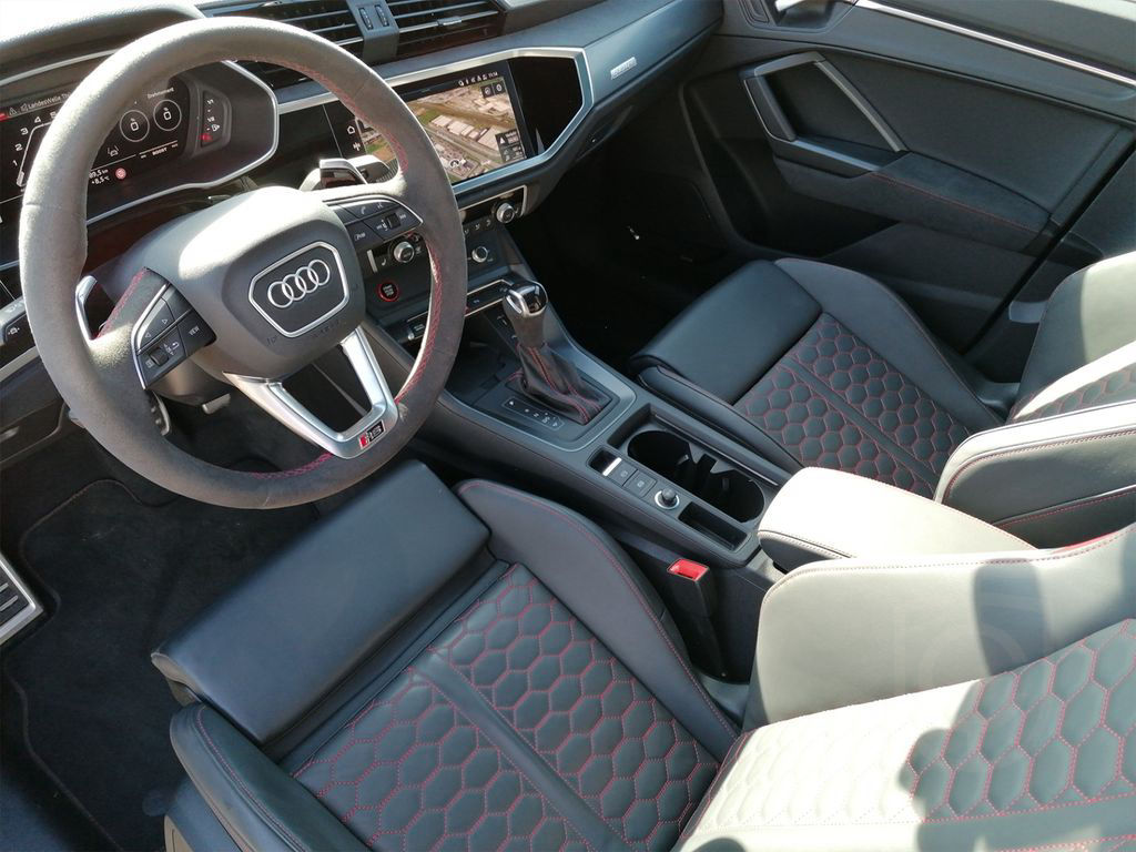 Audi RS Q3 S tronic PANO+MATLACK+280VMAX+AHK+KERAMIK