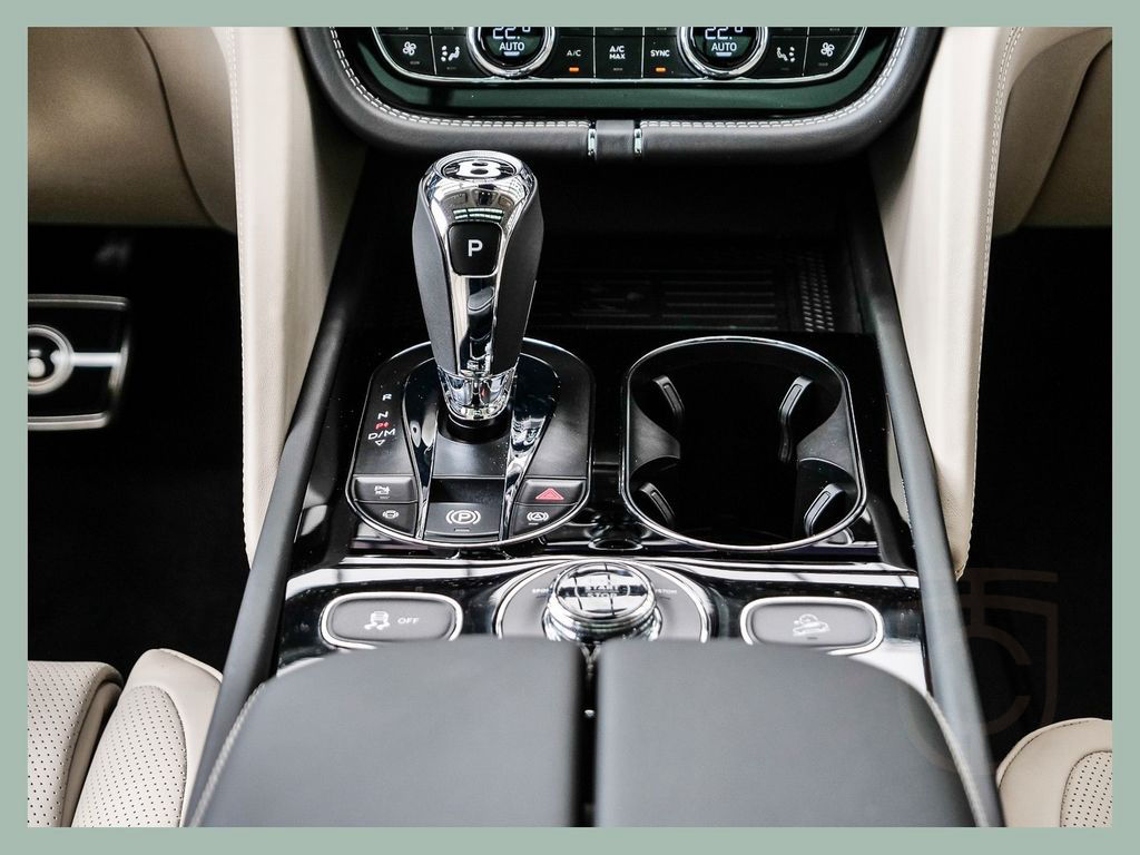 Bentley Bentayga V8 Azure // BENTLEY DÜSSELDOF