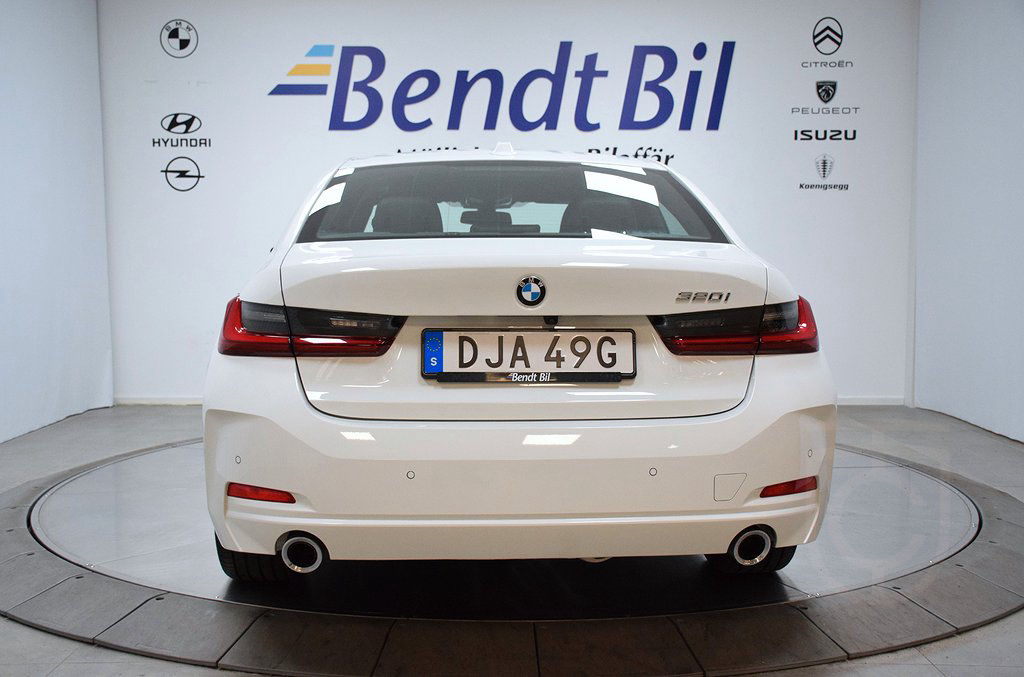 BMW 320i Sedan