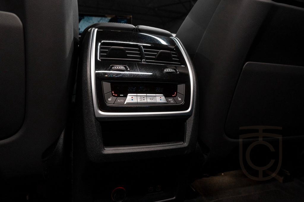 BMW XM 4.4 *BOWERS*HITCH*MASSAGE*