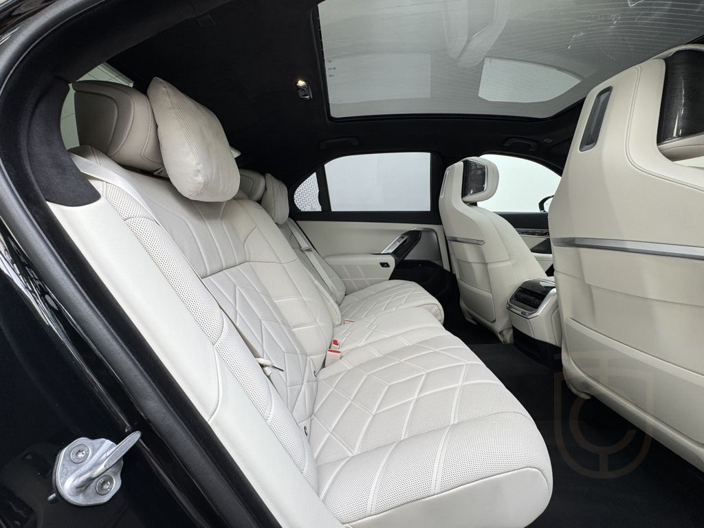 BMW M760 e xDrive Pro Executive Lounge Massage/Lüft.